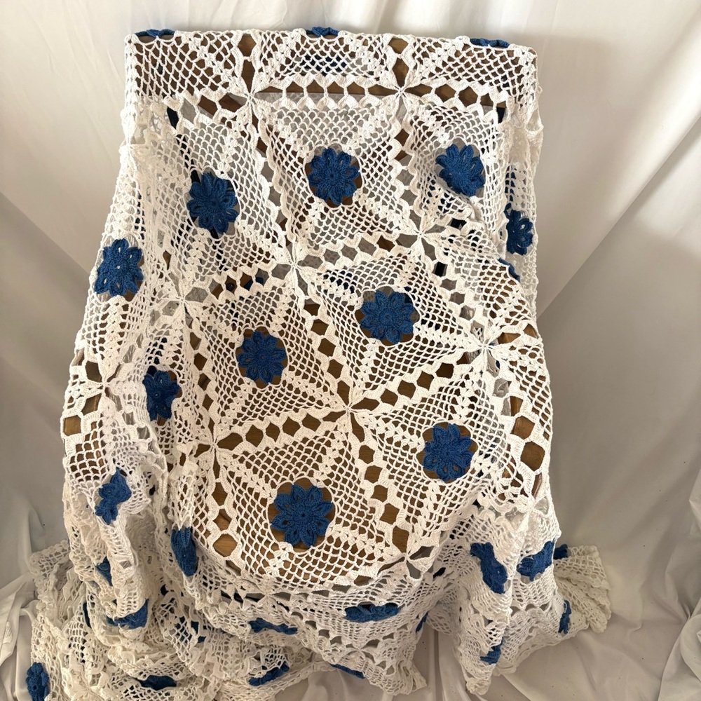 Vintage crochet full blanket white blue floral handmade cottage afghan - Picture 5 of 6